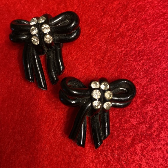 Black Art Deco Bow Design Earrings - Picture 5 of 12